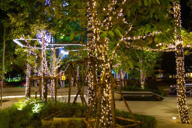 Dekoratif açık dize ışıklar gece saat - dekoratif Noel ışıkları - mutlu yıllar, bahçedeki ağaç üzerinde asılı 