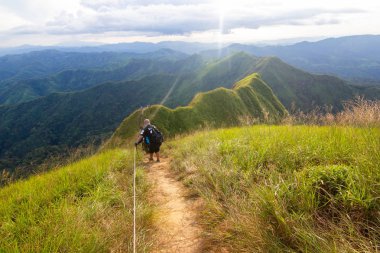 Khao Chang gitti - Tayland: - 6 Aralık 2014: - tanga Pha Phum Milli Park'ın en yüksek tepe Kanchanaburi Tayland - turistler doğal yollar yürüyüş 