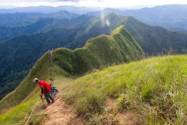 Khao Chang gitti - Tayland: - 6 Aralık 2014: - tanga Pha Phum Milli Park'ın en yüksek tepe Kanchanaburi Tayland - turistler doğal yollar yürüyüş 