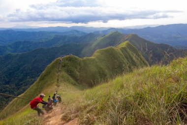 Khao Chang gitti - Tayland: - 6 Aralık 2014: - tanga Pha Phum Milli Park'ın en yüksek tepe Kanchanaburi Tayland - turistler doğal yollar yürüyüş 