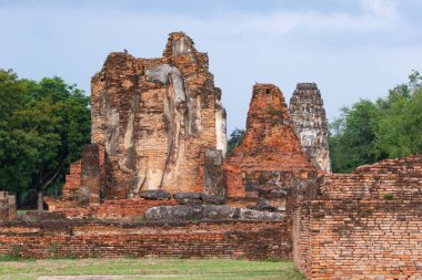 Eski Buda resim üzerinde çimento kalıntıları ve eski, Unesco Dünya Mirası, Sukhothai Tayland olduğunu modern tarihin tarihi park inşa.