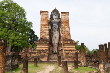 Eski Buda resim üzerinde çimento kalıntıları ve eski, Unesco Dünya Mirası, Sukhothai Tayland olduğunu modern tarihin tarihi park inşa.