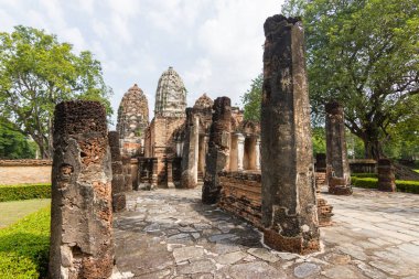 Sukhothai A büyük Khmer stil tapınak Sukhothai içinde WAT Si Sawai (Sri Savaya). Sukhothai Historical Park büyük tapınakları. Sukhothai Tayland .