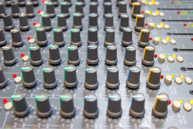 Büyük bir Hifi sistemi, ses ekipmanları ve Denetim Masası dijital stüdyo Mikser karıştırma konsolu kapatın