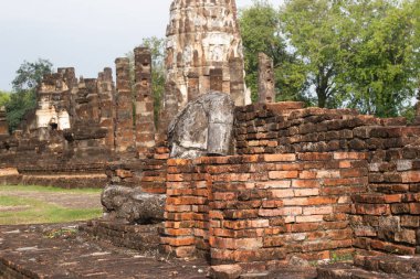 Eski Buda resim üzerinde çimento kalıntıları ve eski, Unesco Dünya Mirası, Sukhothai Tayland olduğunu modern tarihin tarihi park inşa.
