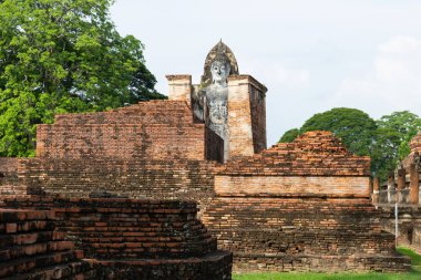 Eski Buda resim üzerinde çimento kalıntıları ve eski, Unesco Dünya Mirası, Sukhothai Tayland olduğunu modern tarihin tarihi park inşa.