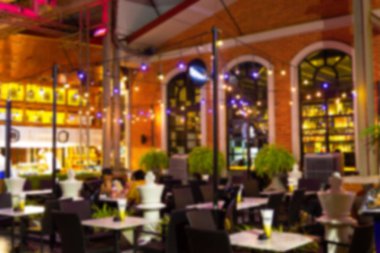 Bir restorandaki gece festivalinin soyut bulanık görüntüsü ve atmosfer, arka plan olarak Bokeh ile mutlu ve rahatlatıcı.