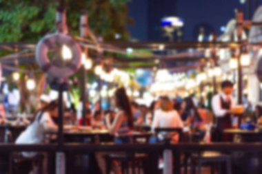 Bir restorandaki gece festivalinin soyut bulanık görüntüsü ve atmosfer, arka plan olarak Bokeh ile mutlu ve rahatlatıcı.