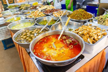 Tayland sokak yiyecekleri, Tayland yemekleri stili Tayland pazarı Bangkok 'ta pirinç ve köri..