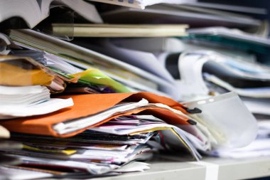 Çalışma ofisindeki dosya dolaplarında dağınık dosya ve ofis malzemeleri 