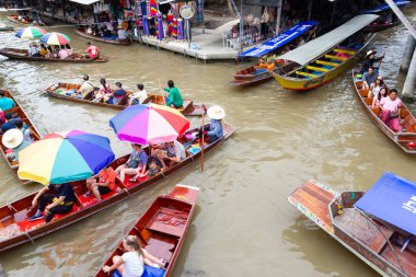 Damnoen Saduak yüzen Pazar, Tayland, Thailand: - 10 Ağustos 2018: - Bu Tayland kayan bir pazar olduğunu ve almak bir tekne yüzen Pazar Damnoen Saduak, Tayland sonra büyük bir tur var
