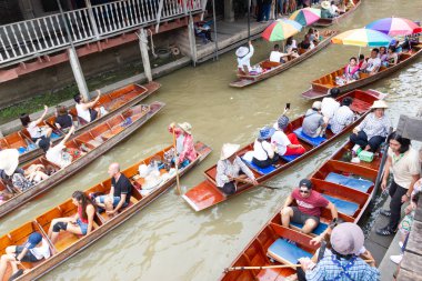 Damnoen Saduak yüzen Pazar, Tayland, Thailand: - 10 Ağustos 2018: - Bu Tayland kayan bir pazar olduğunu ve almak bir tekne yüzen Pazar Damnoen Saduak, Tayland sonra büyük bir tur var