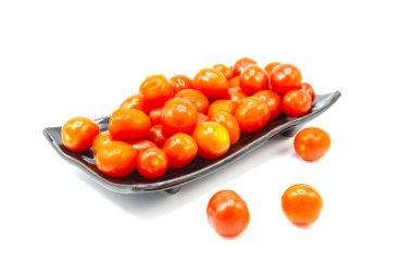 Bir seramik taze domates fincan izole beyaz arka plan 