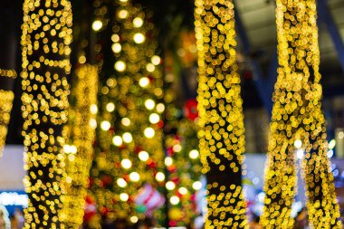 Ağaç bahçe gece zaman - dekoratif Noel ve mutlu yeni yıl asılı dekoratif açık dize ışıklar bokeh, görüntü bulanık 