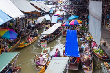 Damnoen Saduak yüzen Pazar, Tayland, Thailand: - 10 Ağustos 2018: - Bu Tayland kayan bir pazar olduğunu ve almak bir tekne yüzen Pazar Damnoen Saduak, Tayland sonra büyük bir tur var