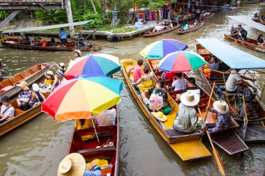 Damnoen Saduak yüzen Pazar, Tayland, Thailand: - 10 Ağustos 2018: - Bu Tayland kayan bir pazar olduğunu ve almak bir tekne yüzen Pazar Damnoen Saduak, Tayland sonra büyük bir tur var