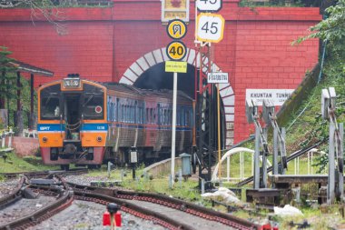 Khun Tan Tunne - Lampang Tayland - 14 Ekim 2018:-Khun Tan tren istasyonu uzaklıktadır Kuzey Lamphun Eyaleti, Tayland Yağmurlu içinde yer alan satırındaki bir tren istasyonu 