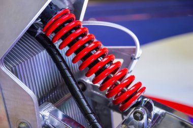 Kırmızı motosiklet amortisörler sarsıntıları ve titreşimleri emici için aygıt a.