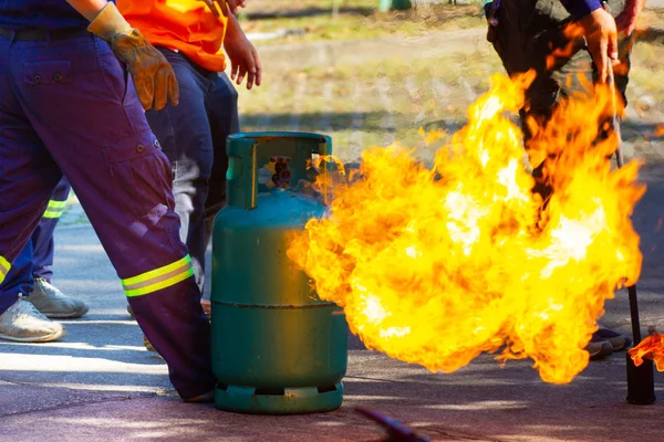 İtfaiye itfaiye yangın eğitim, benzin deposu yanıyor 