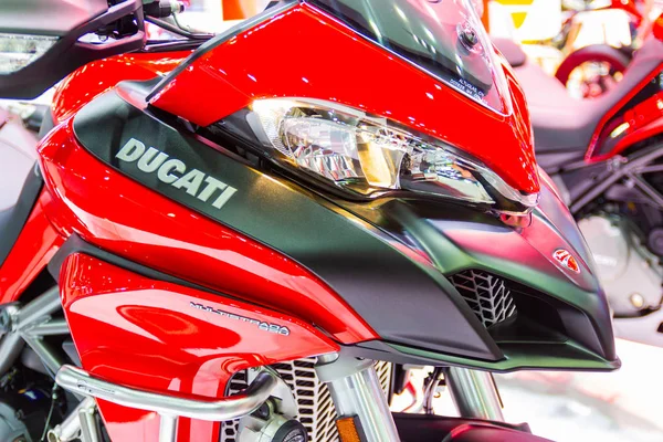 ノンタブリー 2017 国際モーター ショー 2017 ノンタブリ フロントではオートバイの側ヘッドライト ドゥカティのオートバイの部品の詳細 — ストック写真