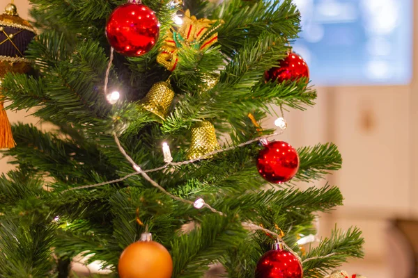 メリー クリスマス クリスマス ツリーやクリスマスの装飾クリスマス ツリーと美しいインテリア — ストック写真