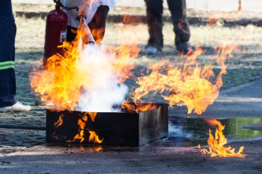 Uzman gaz tankları ateşten bastırmak gösterilmiştir.