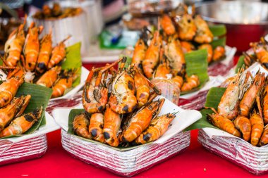 Bangkok Tayland pazarında masada karides balık ızgara 