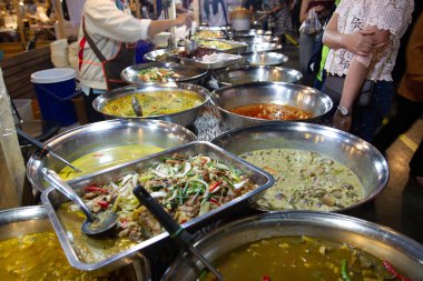 Tayland sokak yiyecekleri, Tayland yemekleri stili Tayland pazarı Bangkok 'ta pirinç ve köri..