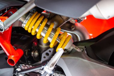 Bir aygıt için sarsıntıları ve titreşimleri emici sarı motosiklet şok emiciler.