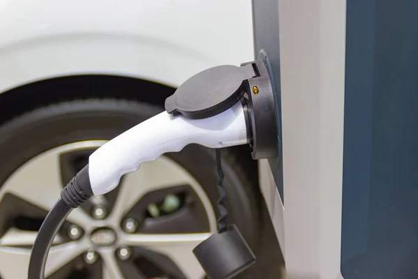 Зарядки Аккумулятора Автомобиля Новых Автомобильных Инноваций Питания Подключен Электрическому Автомобилю — стоковое фото