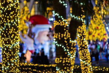 Dekoratif açık dize ışıklar gece saat - dekoratif Noel ışıkları - mutlu yıllar, bahçedeki ağaç üzerinde asılı bulanık 