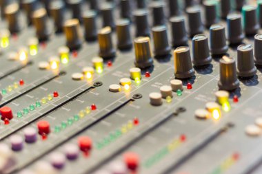 Büyük bir Hifi sistemi, ses ekipmanları ve Denetim Masası dijital stüdyo Mikser karıştırma konsolu kapatın