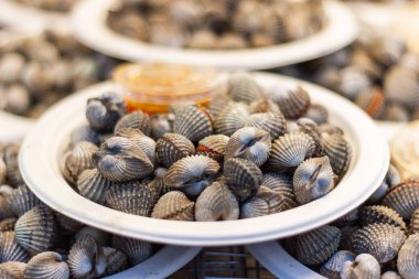 Tayland sokak gıda aile ile yemek yemek için beyazlatılmış daraltan buğulama