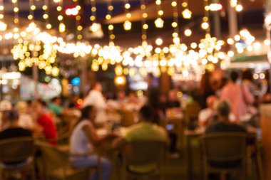 Bir restorandaki gece festivalinin soyut bulanık görüntüsü ve atmosfer, arka plan olarak Bokeh ile mutlu ve rahatlatıcı.