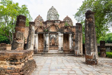 Sukhothai A büyük Khmer stil tapınak Sukhothai içinde WAT Si Sawai (Sri Savaya). Sukhothai Historical Park büyük tapınakları. Sukhothai Tayland .