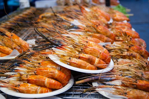 通りの食糧市場でバッタ昆虫サクサク タイ食品揚げ虫 市場で利用可能です — ストック写真