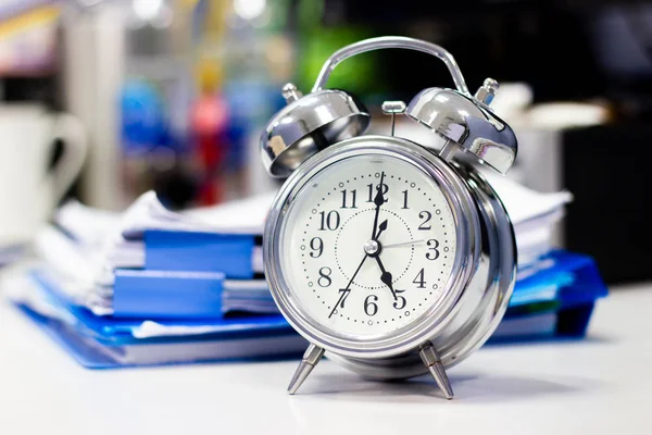 Reloj Escritorio Oficina Tiempo Los Conceptos Trabajo Del Hombre Negocios — Foto de Stock