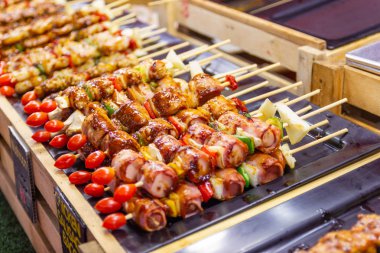 Barbekü, şişleri tepsisindeki Aperatif yiyecek şenlikli parti toplantılar için küresel Tayland'da popüler.