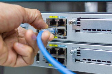 Sfp modül bağlantı Datacenter odasında kavramı iletişim teknolojisi bağlanmak için ağ kablolarını tutan adamın elini