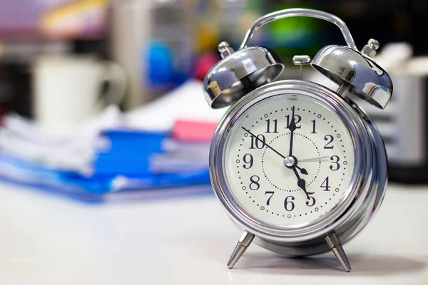 Reloj Escritorio Con Fondo Documentación Oficina Tiempo Los Conceptos Trabajo — Foto de Stock