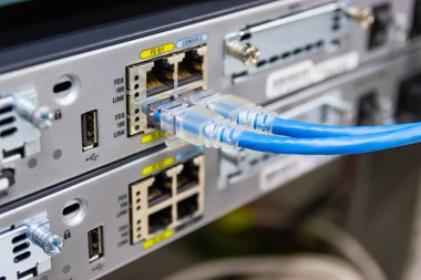 Ağ anahtarı rafa, ağ kabloları, Sfp modül bağlantı noktası Datacenter odasında kavramı iletişim teknolojisi