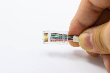 İnsan eli RJ45 ile Kablolu TV 'nin kullanılması için Ağ İnternet kablosu, konsept ağ bağlantısı kopyalama alanı