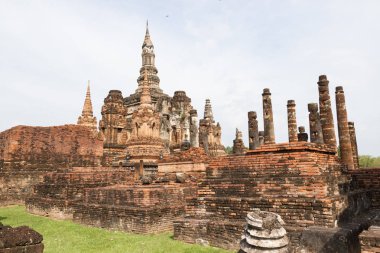Eski Buda resim üzerinde çimento kalıntıları ve eski, Unesco Dünya Mirası, Sukhothai Tayland olduğunu modern tarihin tarihi park inşa.