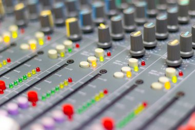 Büyük bir Hifi sistemi, ses ekipmanları ve Denetim Masası dijital stüdyo Mikser karıştırma konsolu kapatın