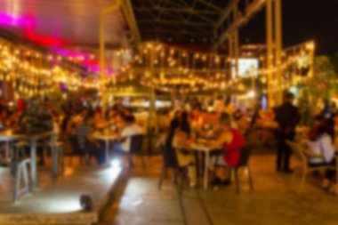 Bir restorandaki gece festivalinin soyut bulanık görüntüsü ve atmosfer, arka plan olarak Bokeh ile mutlu ve rahatlatıcı.