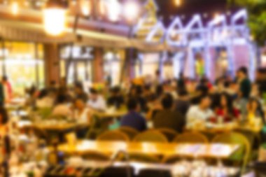Bir restorandaki gece festivalinin soyut bulanık görüntüsü ve atmosfer, arka plan olarak Bokeh ile mutlu ve rahatlatıcı.