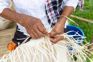 Köylüler Bangkok Tayland, Tayland el yapımı ürün communitys halkının günlük kullanım eşyaları için farklı formları içine örmeye bambu çizgili aldı.  