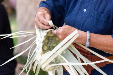 Köylüler Bangkok Tayland, Tayland el yapımı ürün communitys halkının günlük kullanım eşyaları için farklı formları içine örmeye bambu çizgili aldı.  