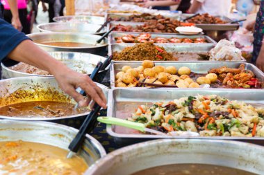 Tayland sokak yiyecekleri, Tayland yemekleri stili Tayland pazarı Bangkok 'ta pirinç ve köri..