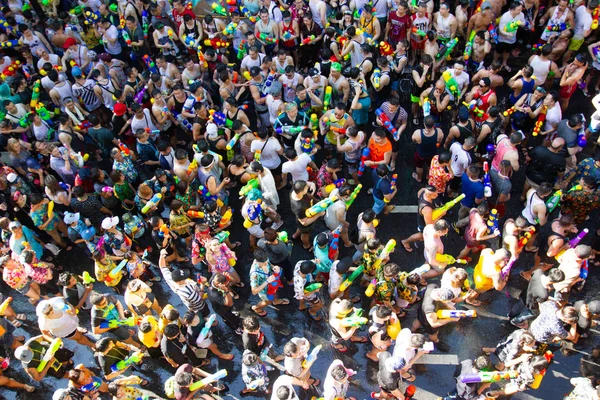 バンコク 2018 ソンクラン祭りは バンコクのシーロム通りで有名なソンクラーン祭りこれはタイのバンコクでソンクラーンです中に人気のある水の戦いの場所 — ストック写真